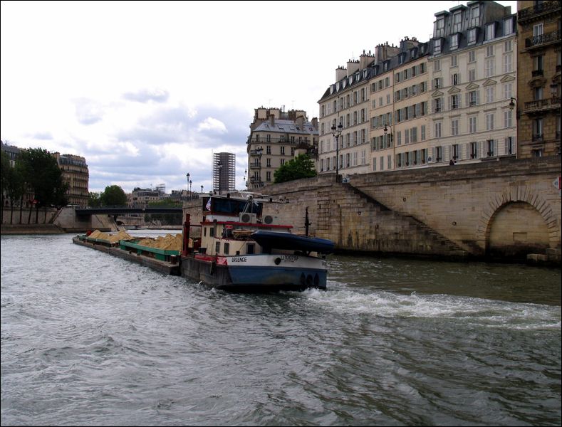 gal/holiday/France 2007 - Paris under Clouds/Barge_passing_on_the_Seine_IMG_4875.jpg